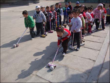 幼儿园小班户外游戏活动:送小猪回家